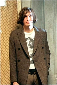 © fanpix.net Nikolai Fraiture lehnt in einer Zimmerecke