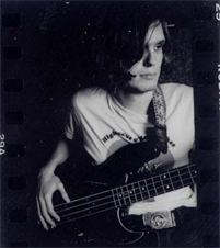 © fanpix.net Nikolai Fraiture am Bass - Schwarz weiss bild