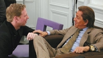 © Mark Smith/ style.com links rothaariger dokumentator, rechts mit erhobenem knie orangegesichtiger dokumentierter