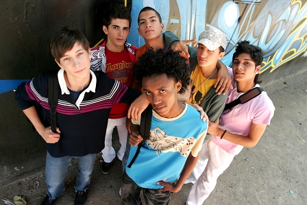 © ORF-PHOTOGRAPHIE Gruppe Jugendlicher neben einer Wand stehend, Szenenbild aus der ORF Serie "Tschuschen Power"