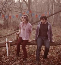 © Jon Bergman Die beiden Bandmitglieder von MGMT auf einem umgekippten Baumstamm sitzend