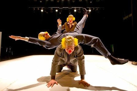 © Theater im Bahnhof Clown Žižek, Clown Enzensberger und Clown Habermas führen mit ihren begnadeten Körpern ein Kunststück auf.