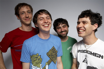 © animalcollective.org Die Band Animal Collective, grinsend