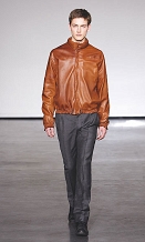 © Ute Ploier Model mit Jacke und Hose aus der aktuellen Kollektion von Ute Ploier