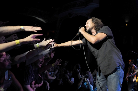 © Angela Lubrano/Livepix (www.universalmusic.at) Eddie Vedder am bühnenrand, umringt von fans und fotografen