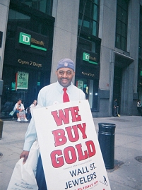 © Siegfried A. Fruhauf mann mit werbetafel "we buy gold" in der wallstreet