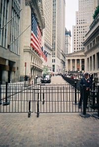 © Siegfried A. Fruhauf das gebaeude der new yorker boerse mit grosser us-flagge und absperrungen