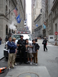 © Siegfried A. Fruhauf ein polizist in der wallstreet mit asiatischen tourisen posiert fuer ein photo