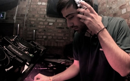 © dj solo dj solo beim auflegen