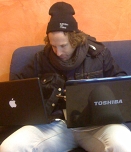 © Florian Horwath Florian Horwath mit zwei Laptops am Schoß