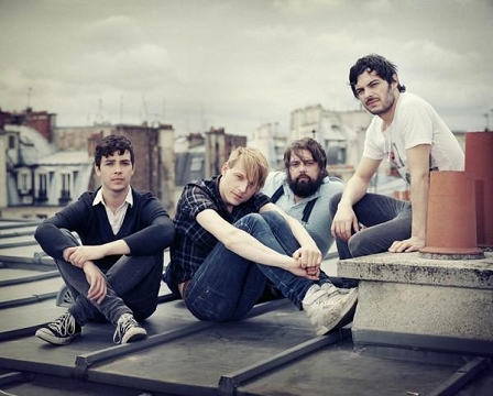 © Das Pop Bandfoto Das Pop sitzen auf einem Hausdach im achtziger Jahre look