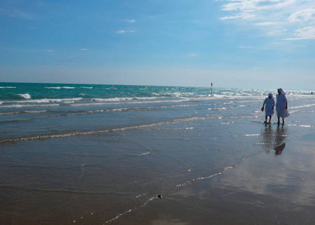 © Agnes Schedl zwei nonnen spazieren am meeresstrand