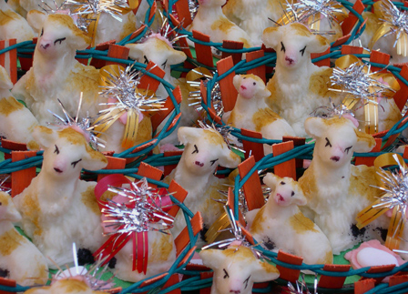 © eva maneschg kleine osterlaemmer aus weissem zucker mit gelben flecken in blau-roten koerbchen