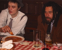 © Aki Beckmann Peter Doherty und General Santana.