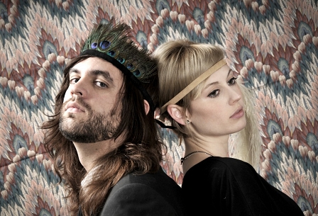 © Taura Horn Eagle Seagull Sänger Eli Mardock und Geigerin Carrie Butler