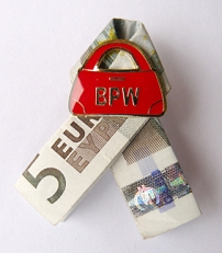 © http://www.equalpayday.at, BPW, Susi Graf Rotw Tasche mit BPW-Schriftzug vor einem 5 Euro-Schein, der als Schleife gebunden wird, ähnlich einer Aids-Schleife