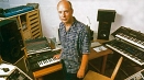 © Brian Eno Brian Eno mit seinem Maschinenpark in den 70ern