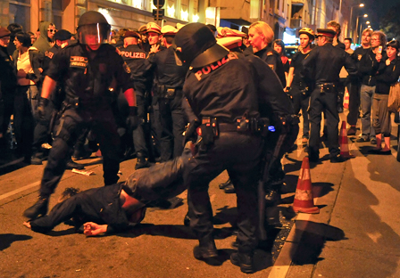© APA/HERBERT NEUBAUER Polizisten ziehen einen Demonstranten über die Straße