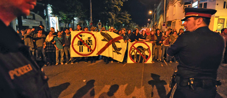 © APA/HERBERT NEUBAUER Demonstration gegen die Abschiebung von Spielern des FC Sans Papiers