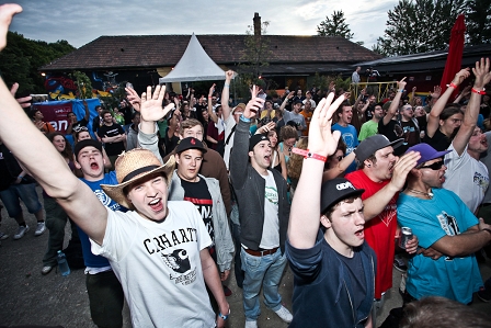 © Thomas Unterberger/oneshot.at Jubelndes Publikum beim Am Strom Festival