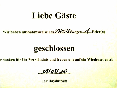 © marc carnal Aushang in einem Gasthaus: Wir haben ausnahmsweise wegen 1 Feiern geschlossen