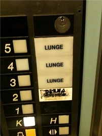 © marc carnal Drei untereinander stehende Stockwerksbezeichnungen in einem Krankenhaus: Lunge, Lunge, Lunge.