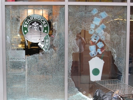© Thomas Gegenhuber Eingeschlagene Fensterscheiben einer Starbucks-Filiale