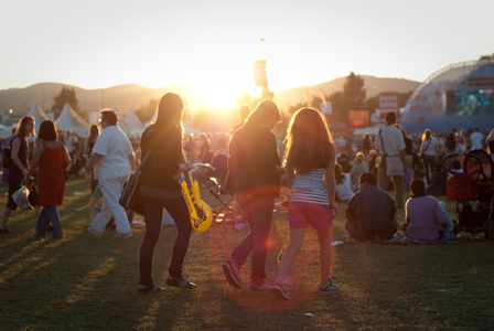 © Luiza Puiu sonnenuntergang 3 jugendliche schlendern mit einer aufblasbaren gitarre