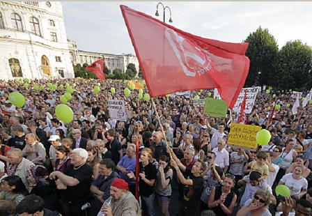 © APA/GEORG HOCHMUTH Demonstranten am Ballhausplatz