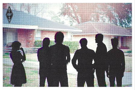 © Arcade Fire Fotocollage: Die Bandmitglieder als schwarze Silhouetten vor einer wohlhabenden amerikanischen Vorstadtsiedlung