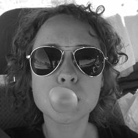 © Anna Theil Anna Theil mit sonnenbrille und kaugummiblase vor dem mund