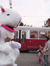 © Lina Simon Das Gürteltier neben Kindern und einer Straßenbahn