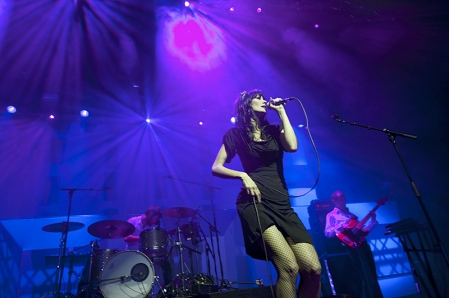 © eddymotion.ch Sängerin der Band Nouvelle Vague auf der Bühne