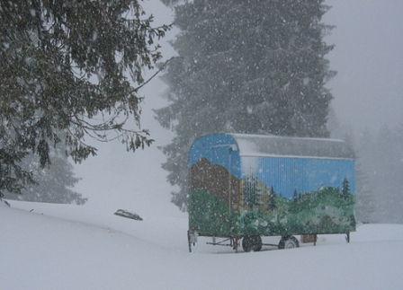 © Kristina Rahe Wohnwagen in Schneelandschaft