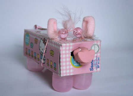 © Janina Kepczynski recycltes spielzeug, zu einem rosa schwein zusammengeklebt