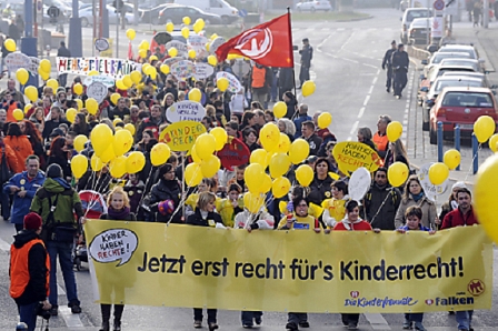 © APA/HANS KLAUS TECHT Demonstration für Kinderrechte