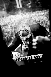 © Kaizers Orchestra @ www.kaizers.no/ Kaizers Orchestra der Pianomann mit Gasmaske