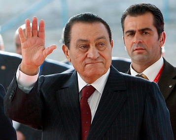 © EPA / TIAGO PETINGA Hosni Mubarak winkt