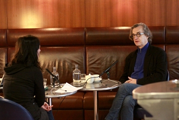© Radio FM4 Elisabeth Scharang und Wim Wenders in der Hotelbar des Hotel Triest