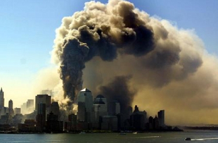 © DPA Fotograf/Autor : Hubert Michael Boesl/web/hpl-hh Smoke billows from the World Trade Center in New York, Tuesday 11 September 2001 after the towers collapsed.
