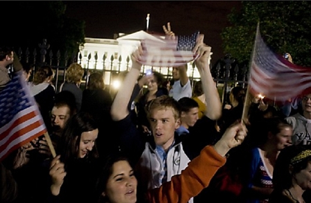 © EPA Fotograf : SHAWN THEW People react to the news of Osama Bin Laden's death on Pennsylvania Avenue outside of the White House in the early morning hours of 02 May 2011 in Washington, DC
