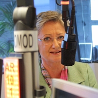 © fm4 claudia schmied im studio