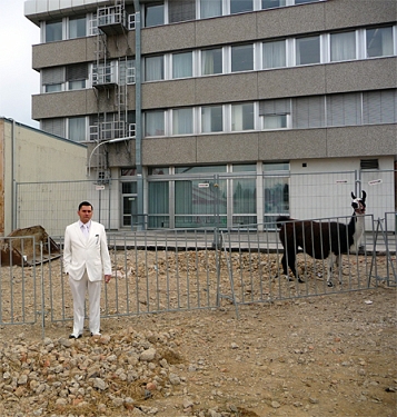 © Hermes / Radio FM4 Hermes mit einem Lama auf einer Dachterrasse