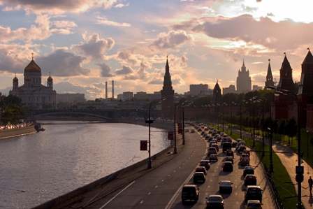 © wikicommons/Dmitry Azovtrev Kremlevskaya Naberezhnaja Straße und Blick auf den Kreml in Moskau