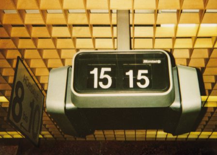 © johanna hopfner uhr an einer decke die 15:15 uhr anzeigt