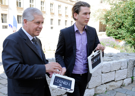 © APA/ROLAND SCHLAGER Sebastian Kurz mit Caritas-Präsident Franz Küberl