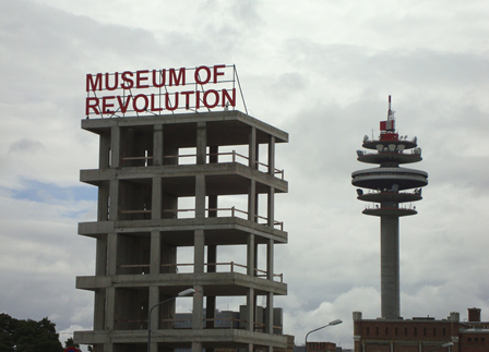 © manfred wimmer fernsehturm in bratislava und hochhaus-baustelle mit buchstaben auf dem dach museum of revolution