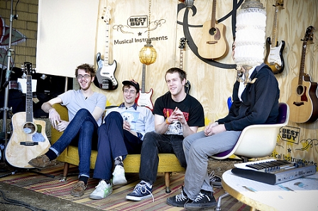 © loudandquiet.com Cloud Nothings auf dem Sofa