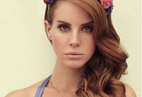 © Lana del Rey Lana del Rey mit Blumen im Haar