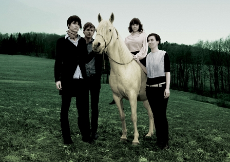 © Luise Pop/Siluh Records Luise Pop Bandfoto mit Pferd